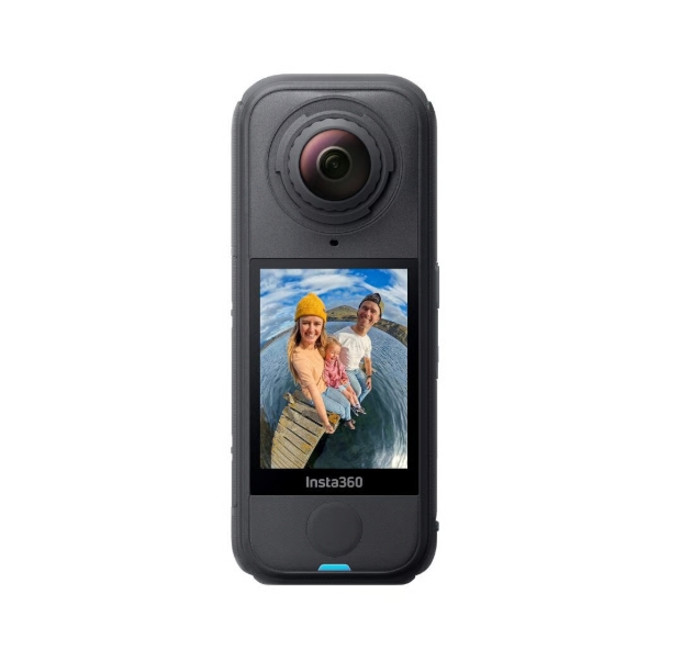 Insta360 X4 Air Standard Bundle Câmara Insta360 com ecrã a cores mostrando família numa ponte de madeira