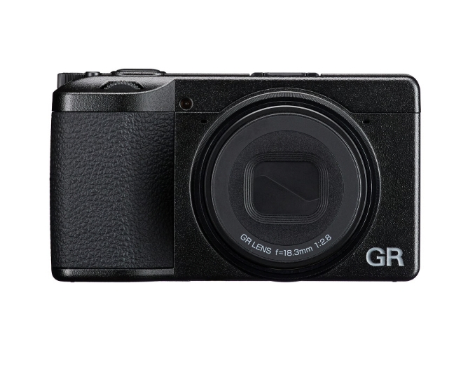 Ricoh GR IV Máquina fotográfica compacta preta com lente e texto GR LENS f=18.3mm 1:2.8