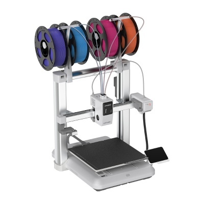 Impressora 3D com quatro filamentos coloridos e ecrã tátil