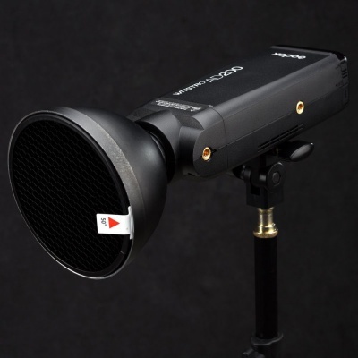 Softbox retangular preto com tela honeycomb e etiqueta branca em fundo preto