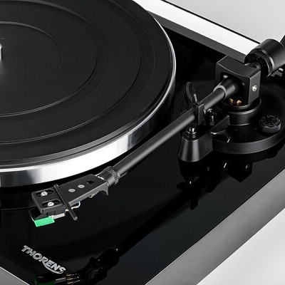 Toca-discos preto brilhante com agulha verde e prato prateado