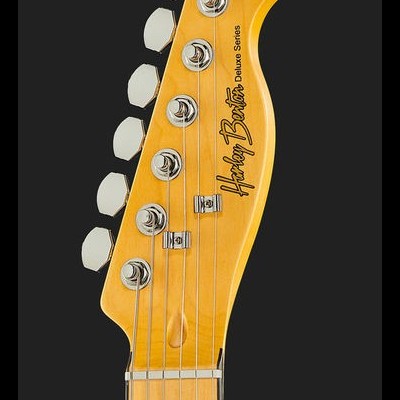 Cabeça de guitarra elétrica em madeira clara com cravelhas cromadas e inscrições Harley Benton Deluxe