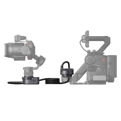 Equipamento de filmagem com câmara e estabilizador ligados por cabo