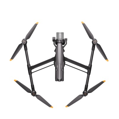 Dron preto com quatro hélices e câmara frontal