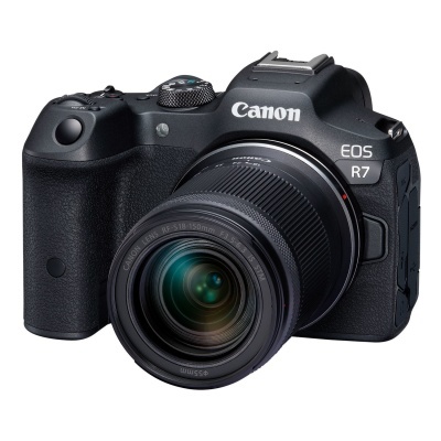Câmara Canon EOS R7 com lente negra em fundo branco
