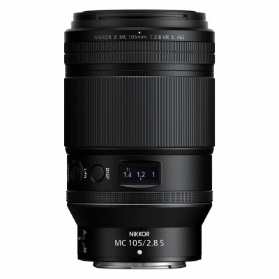 Objetiva fotográfica NIKKOR Z MC 105mm 1:2.8 VR S preta com botões e visor