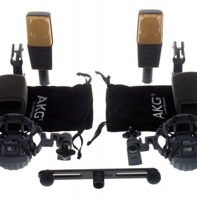 Conjunto de dois microfones AKG com acessórios em fundo branco.