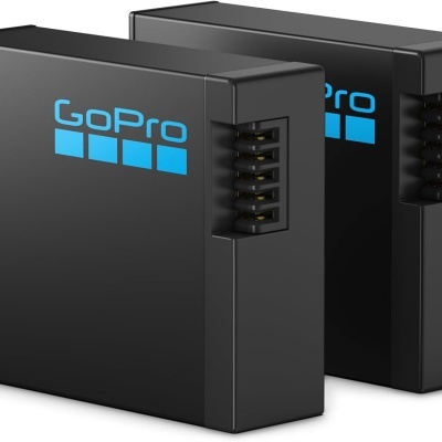 Baterias pretas GoPro com logo azul e conexão visível