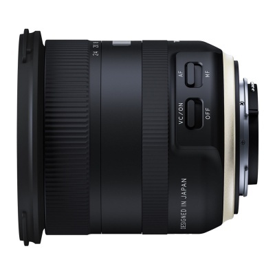 Objetiva fotográfica preta com anéis de ajuste e interruptores