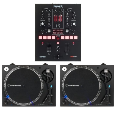 Kit de equipamento de DJ com duas mesas giratórias pretas Audio-Technica e uma mesa de mistura Numark Scratch preta.