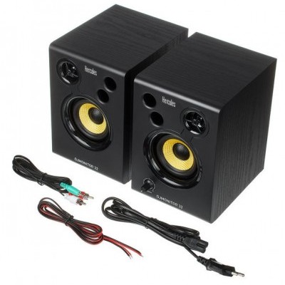 Conjunto de colunas acústicas pretas com cones amarelos e cabos