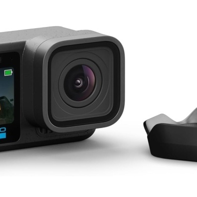 Câmara de ação GoPro preta com ecrã frontal e suporte preto