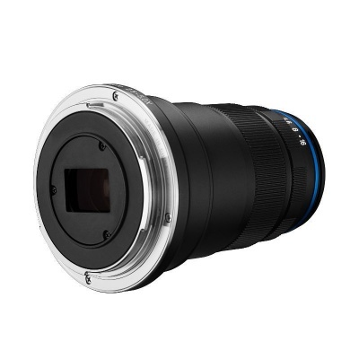 Objetiva fotográfica preta com anel azul e detalhes metálicos