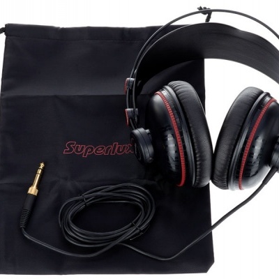 Auscultadores pretos com detalhes vermelhos e saco de tecido preto com texto Superlux