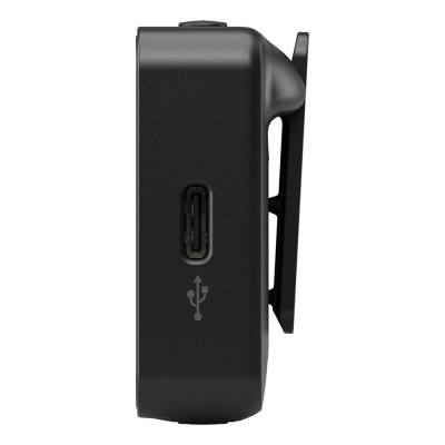 Produto eletrónico preto com porta USB-C e clipe na traseira