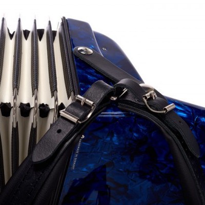 Acordeão azul marmorizado com correias de couro e teclas visíveis