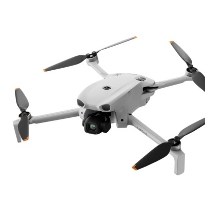 Drone branco com câmera e quatro hélices com pontas laranja