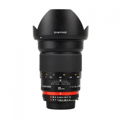 Objetiva fotográfica Samyang 35 mm f/1.4 com corpo preto e detalhes em vermelho