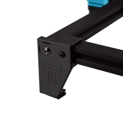 Suporte metálico preto com símbolo TT em perfil de alumínio negro