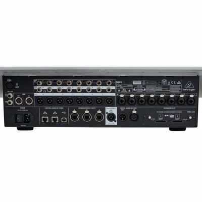 Painel traseiro de equipamento áudio Behringer com várias entradas e saídas