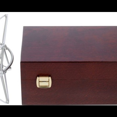 Suporte para microfone metálico com caixa de madeira escura