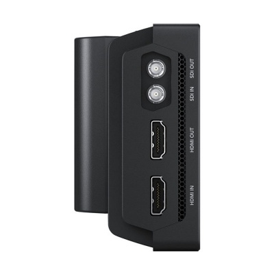 Dispositivo eletrónico preto com conectores HDMI e SDI