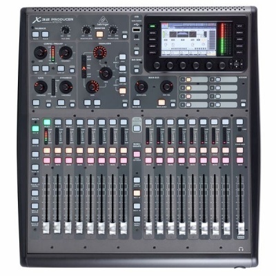 Mesa de mistura de áudio Behringer X32 Producer com ecrã digital e vários controlos