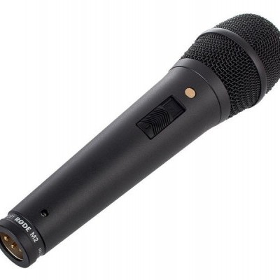 Microfone preto Rode M2 com botão ligar/desligar sobre fundo branco