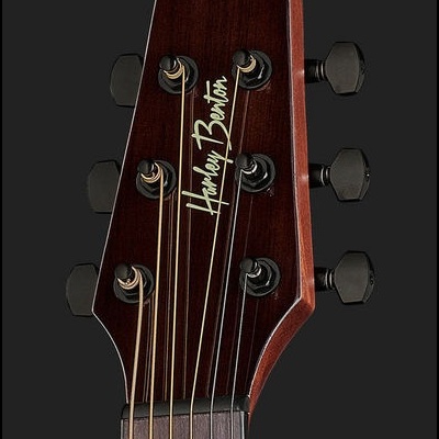 Cabeça de guitarra acústica em madeira escura com cordas e tarraxas pretas e logótipo Harley Benton