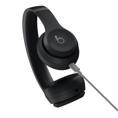 Auricular over-ear preto com cabo branco e símbolo 'b'.