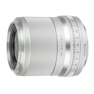 Lente para câmara fotográfica prateada com anel de focagem e marcações