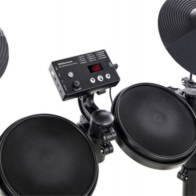 Bateria eletrónica preta com mesa de controlo digital e pratos