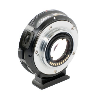 Adaptador de lente Metabones preto com detalhes metálicos