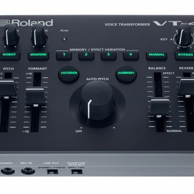 Mesa de voz Roland VT-4 preta com botões e sliders para controle de voz