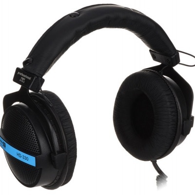 Auriculares circum-aurais pretos com almofadas e faixa acolchoada