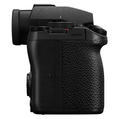 Câmara fotográfica preta vista de lado com punho texturizado e visor ocular.