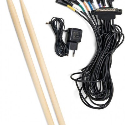 Conjunto com baquetas de madeira e cabos de áudio pretos.