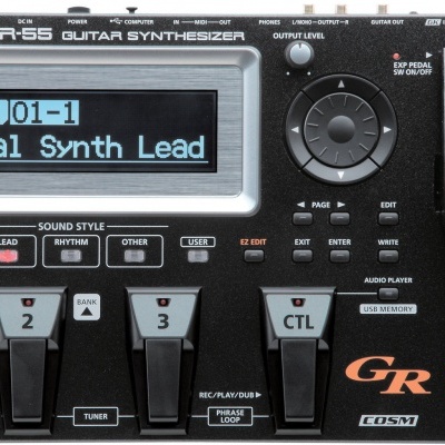 Pedaleira Roland GR-55 Guitar Synthesizer preta com ecrã digital e vários pedais e botões