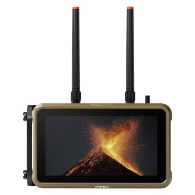 Monitor portátil Atomos Ninja Ultra com ecrã a mostrar erupção vulcânica e duas antenas pretas