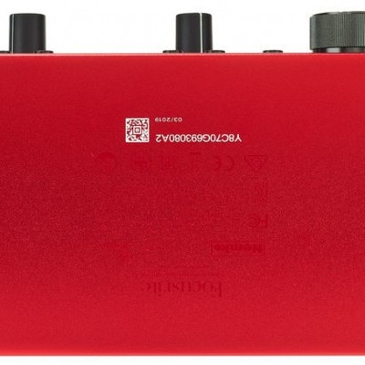 Dispositivo eletrônico vermelho com quatro suportes de borracha pretos na base e controlos no topo