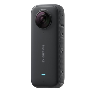 Câmara preta Insta360 X3 com lente esférica e detalhe azul frontal