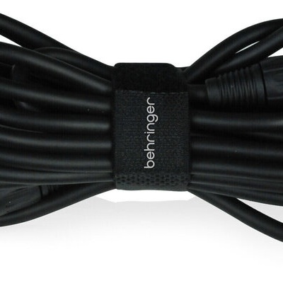 Cabo de áudio preto Behringer com conectores XLR e tira de velcro preta.