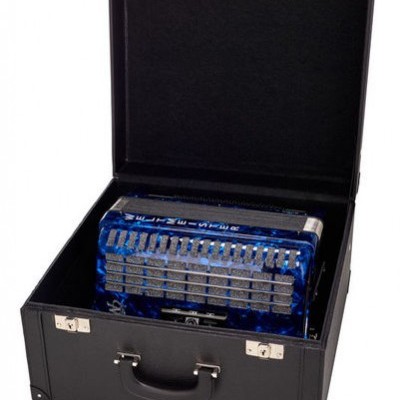 Acordeão azul dentro de mala preta aberta