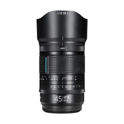Objetiva fotográfica preta Irix 45 mm f/1.4 com capuz de lente