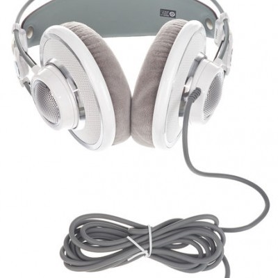 Auscultadores circum-aurais brancos com almofadas cinzentas e cabo com ficha dourada.