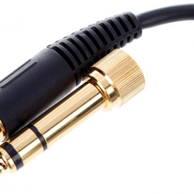 Adaptador de áudio com conectores dourados e preto isolante