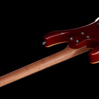 Guitarra elétrica vermelha com braço de madeira clara