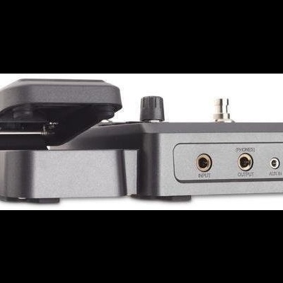 Pedal de efeito para guitarra preto com várias entradas e alavanca de controlo