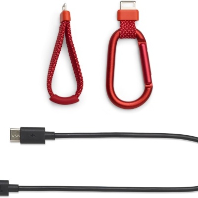 Acessórios em vermelho e cabo preto para eletrónica sobre fundo branco