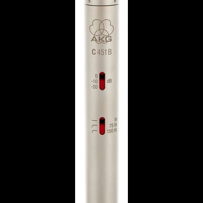 Microfone AKG C451 B prateado com texto impresso em fundo branco